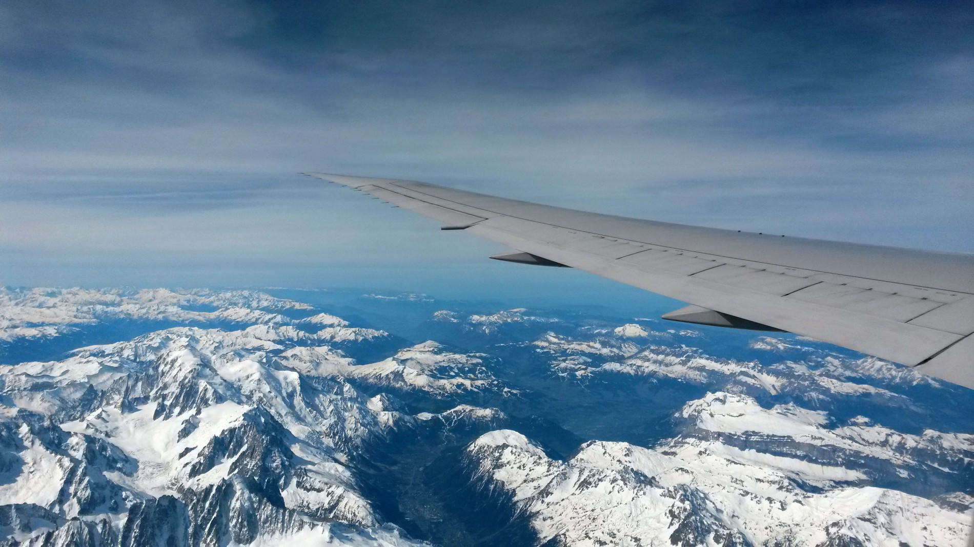 Foto-vom-Flugzeug-aus-mit-Sicht-auf-die-Alpen