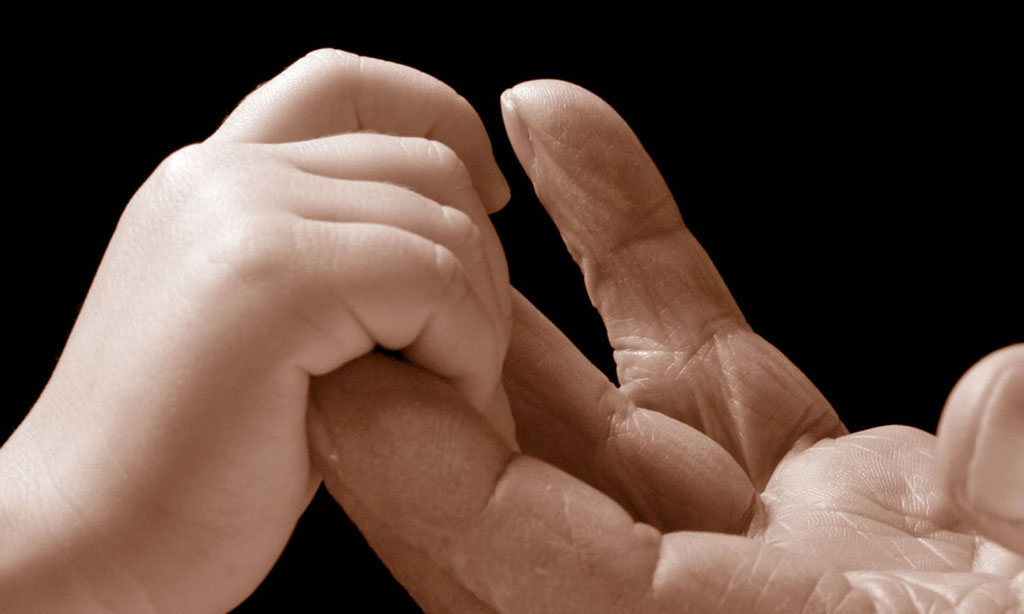 Kinderhand und Seniorenhand / Child hand and senior's hand