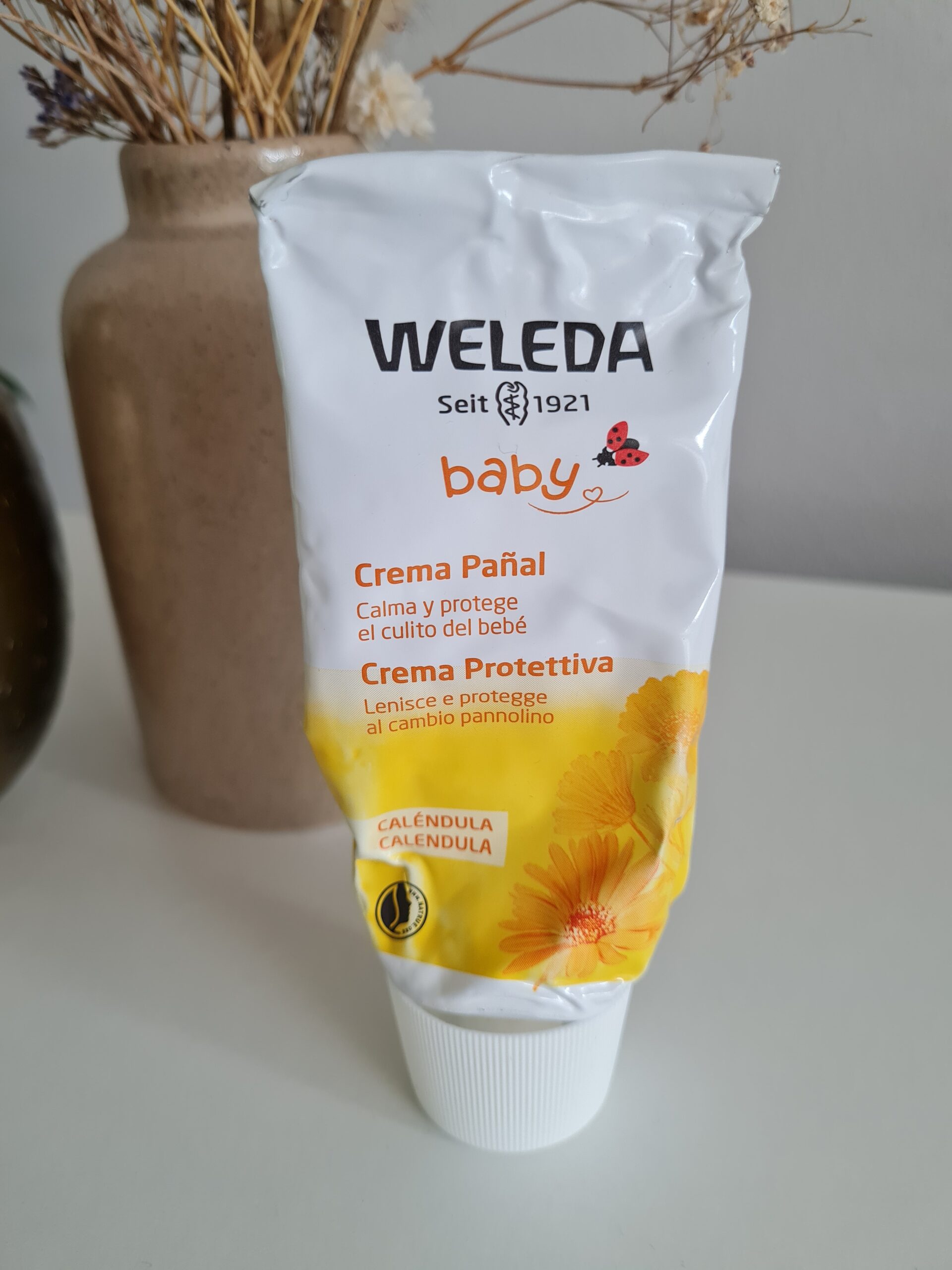 Weleda Calendula Wundschutzcreme für den Windelbereich – Tube auf weißem Untergrund