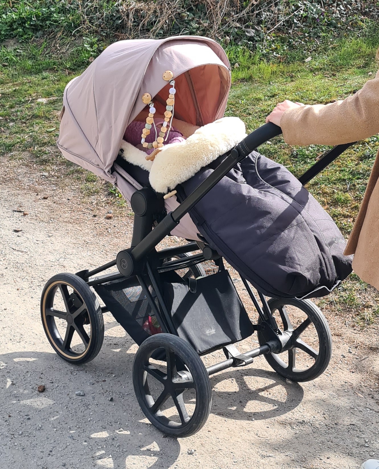 Cybex Priam Beige mit großen Offroad-Reifen – ideal für Bergwege und unbefestigte Wege