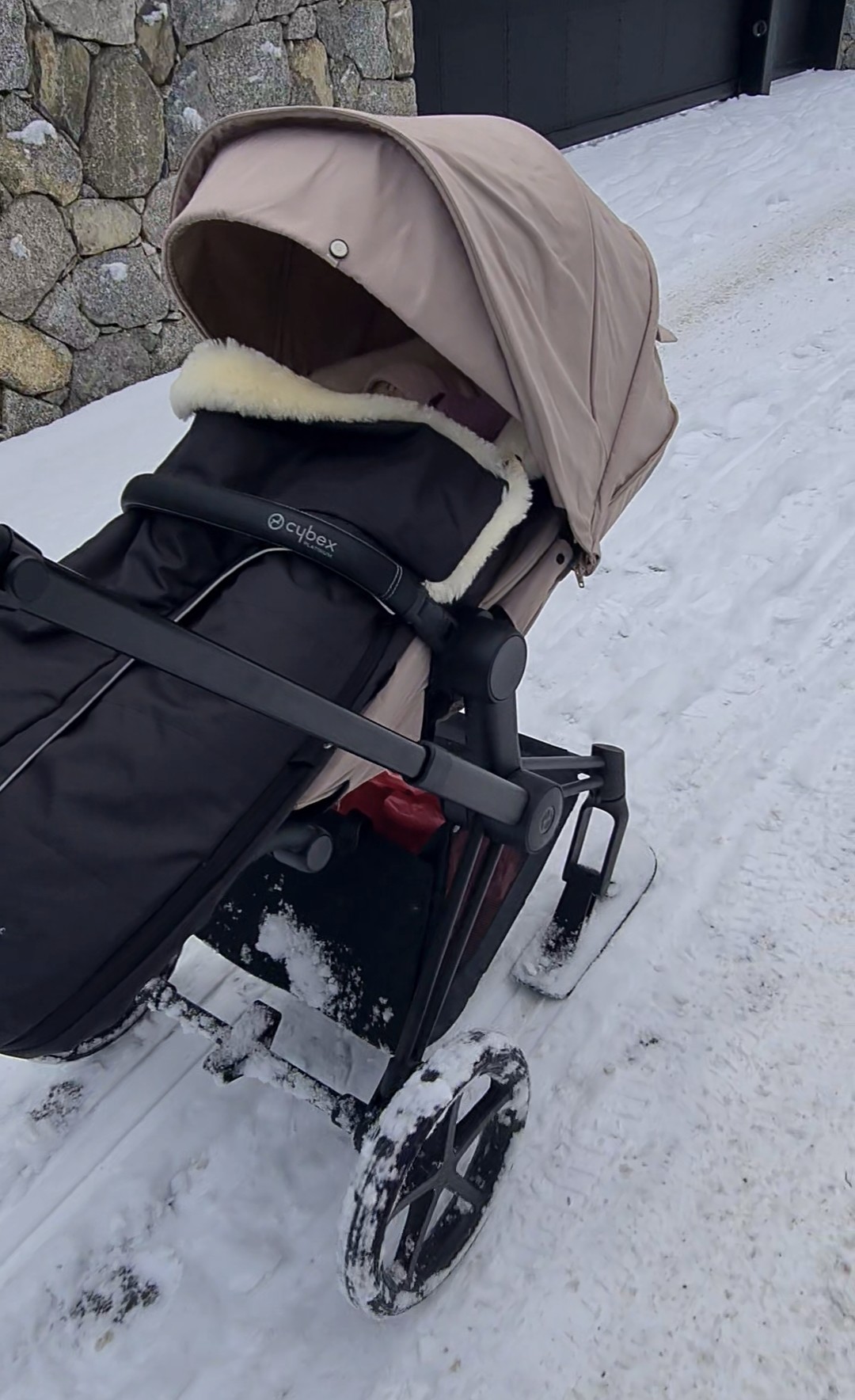 Cybex Priam mit Ski-Adapter im Schnee – Kinderwagen für Alpen und Schneeregionen