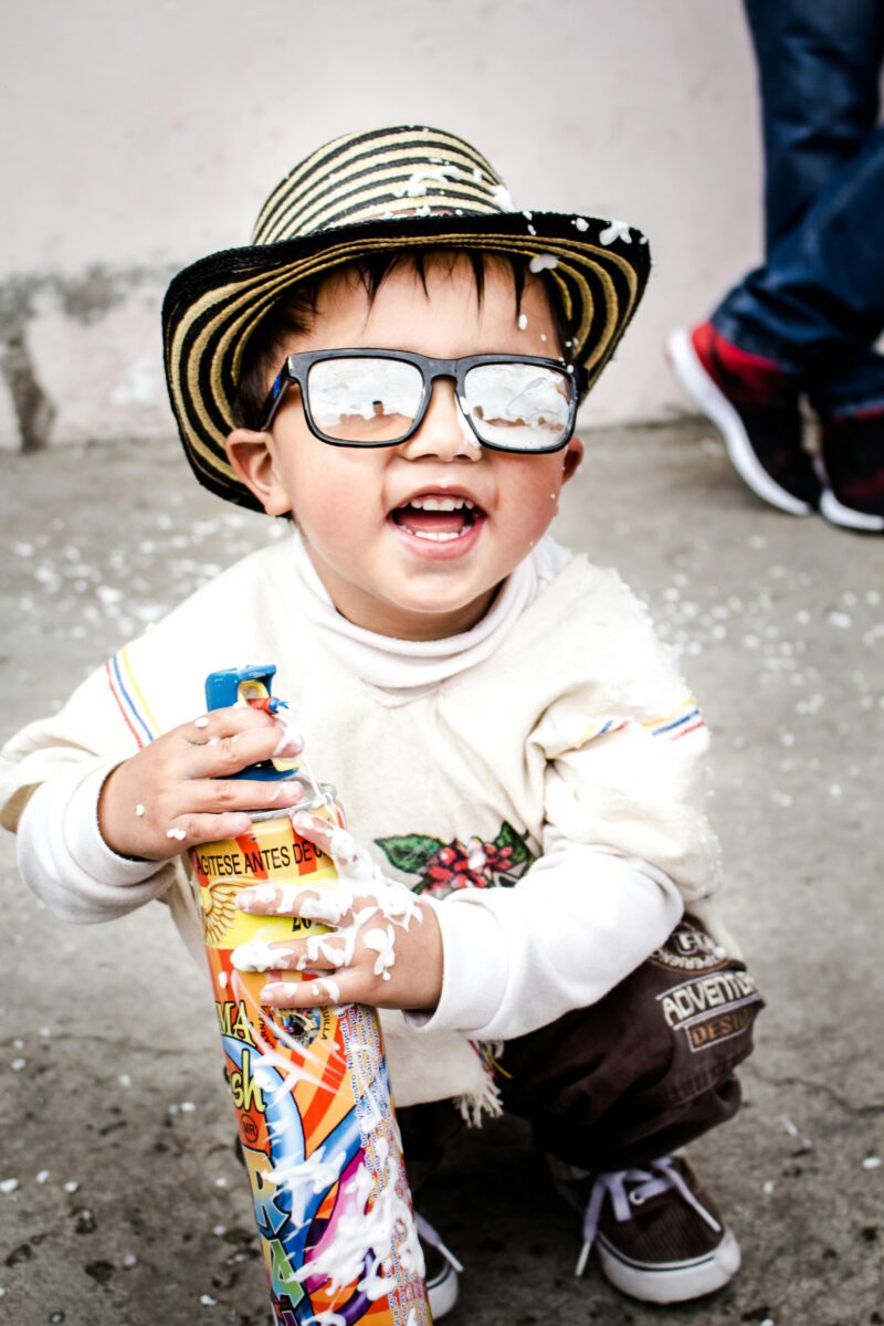 Kind trägt eine Sonnenbrille im Freien – Sonnenschutz für Kinderaugen