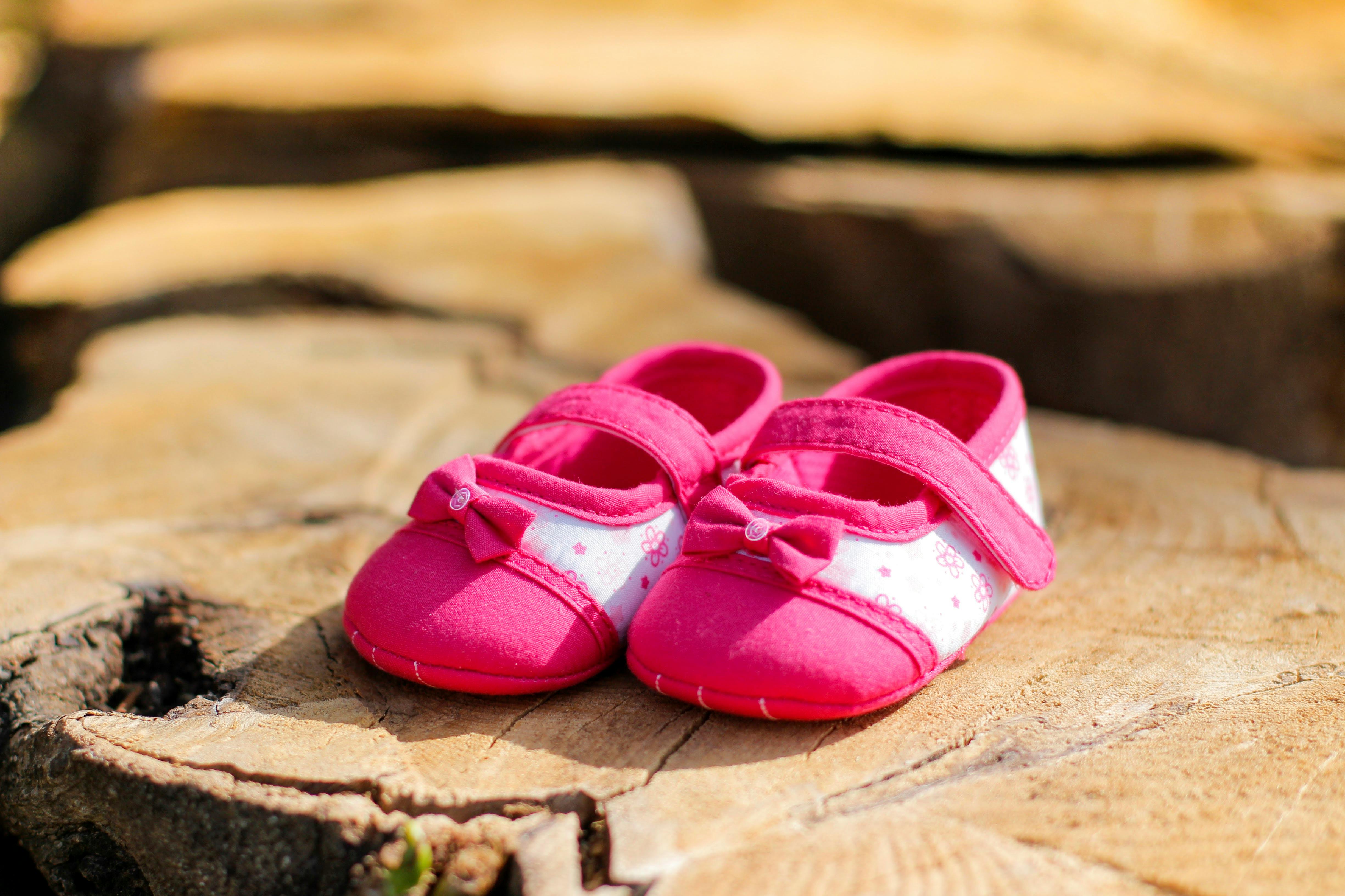 Rosa Babyschuhe auf Holzboden – erste Schuhe für Babys und Lauflernschuhe