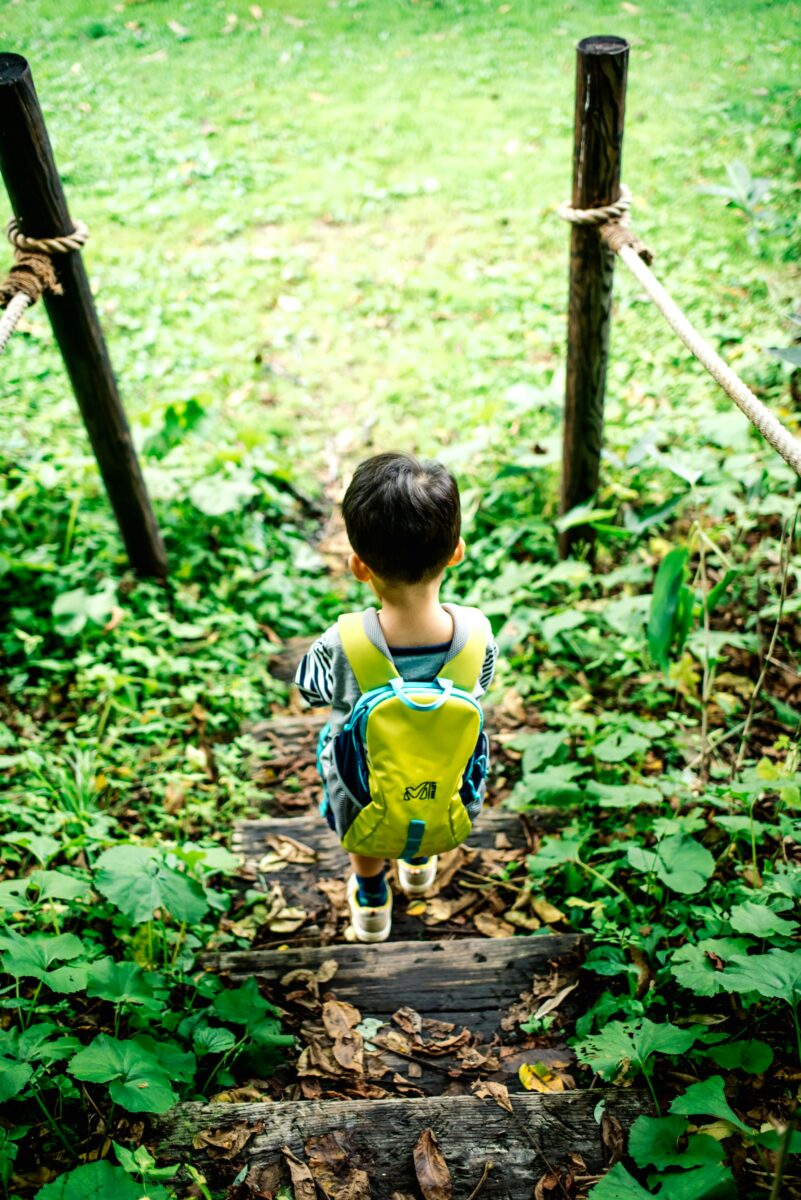 Kind mit gelbem Schulrucksack auf dem Weg zur Schule – Schulranzen Test