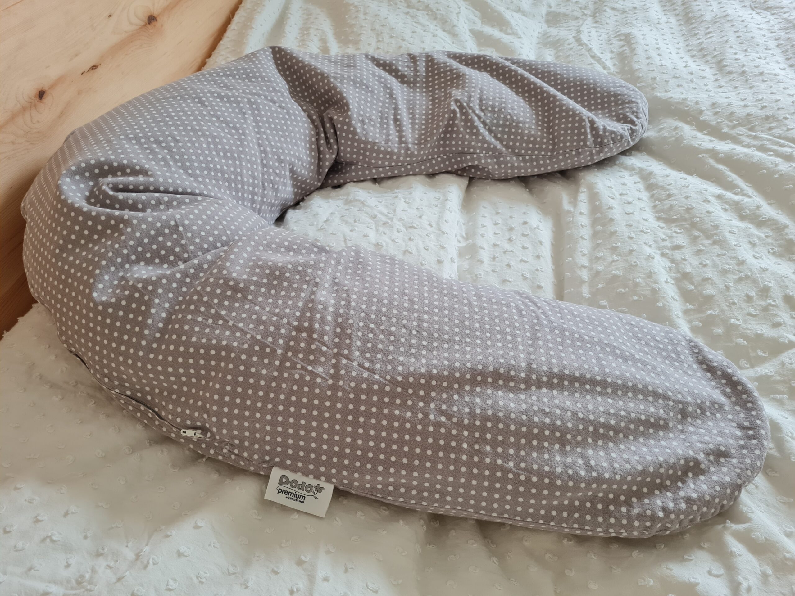 Theraline Schwangerschaftskissen Das Original – langes Stillkissen auf dem Bett