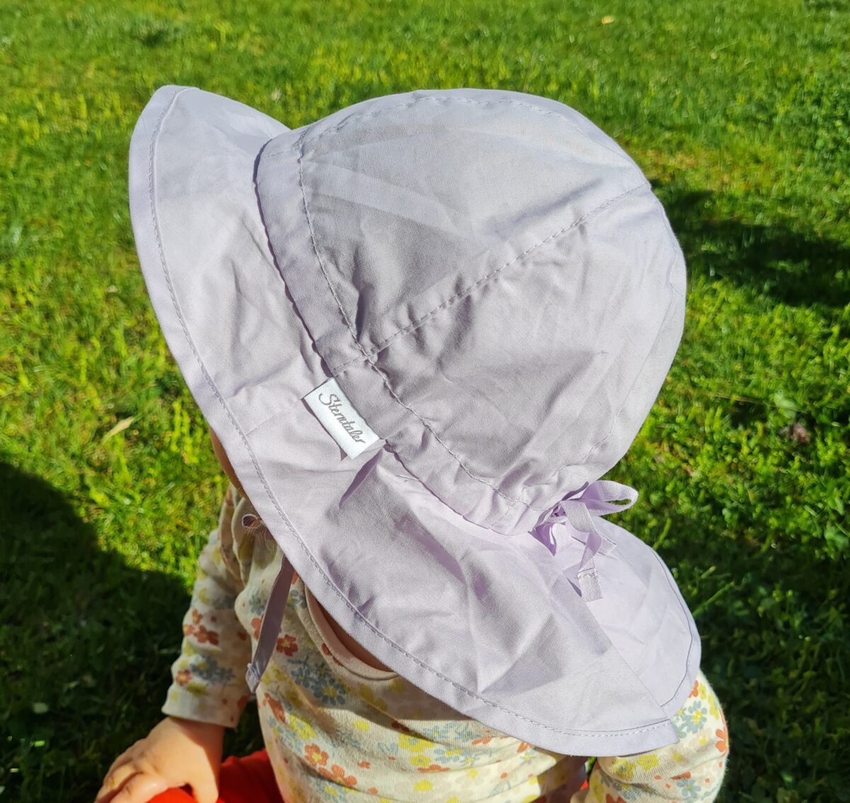 Sterntaler Sonnenhut Baby Flieder – Markenlogo sichtbar, Nackenschutz und Schleife
