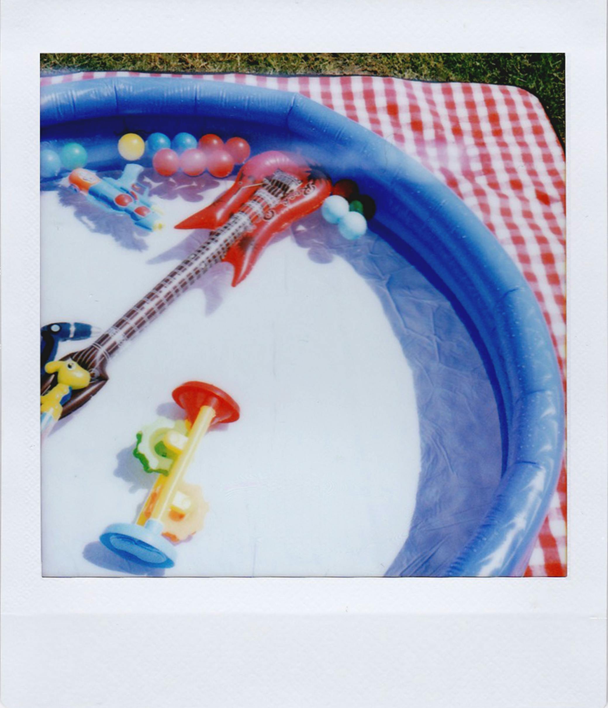 Baby-Planschpool im Sommer – aufblasbarer Planschpool mit Spielzeug