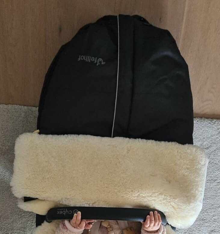 Lammfell-Sitzsack für den Kinderwagen: Unser Fellhof-Test aus dem Bergalltag
