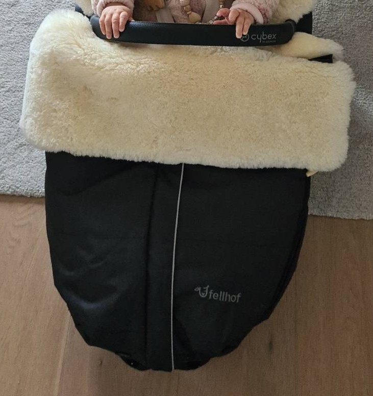 Fellhof Lammfell-Sitzsack im Kinderwagen