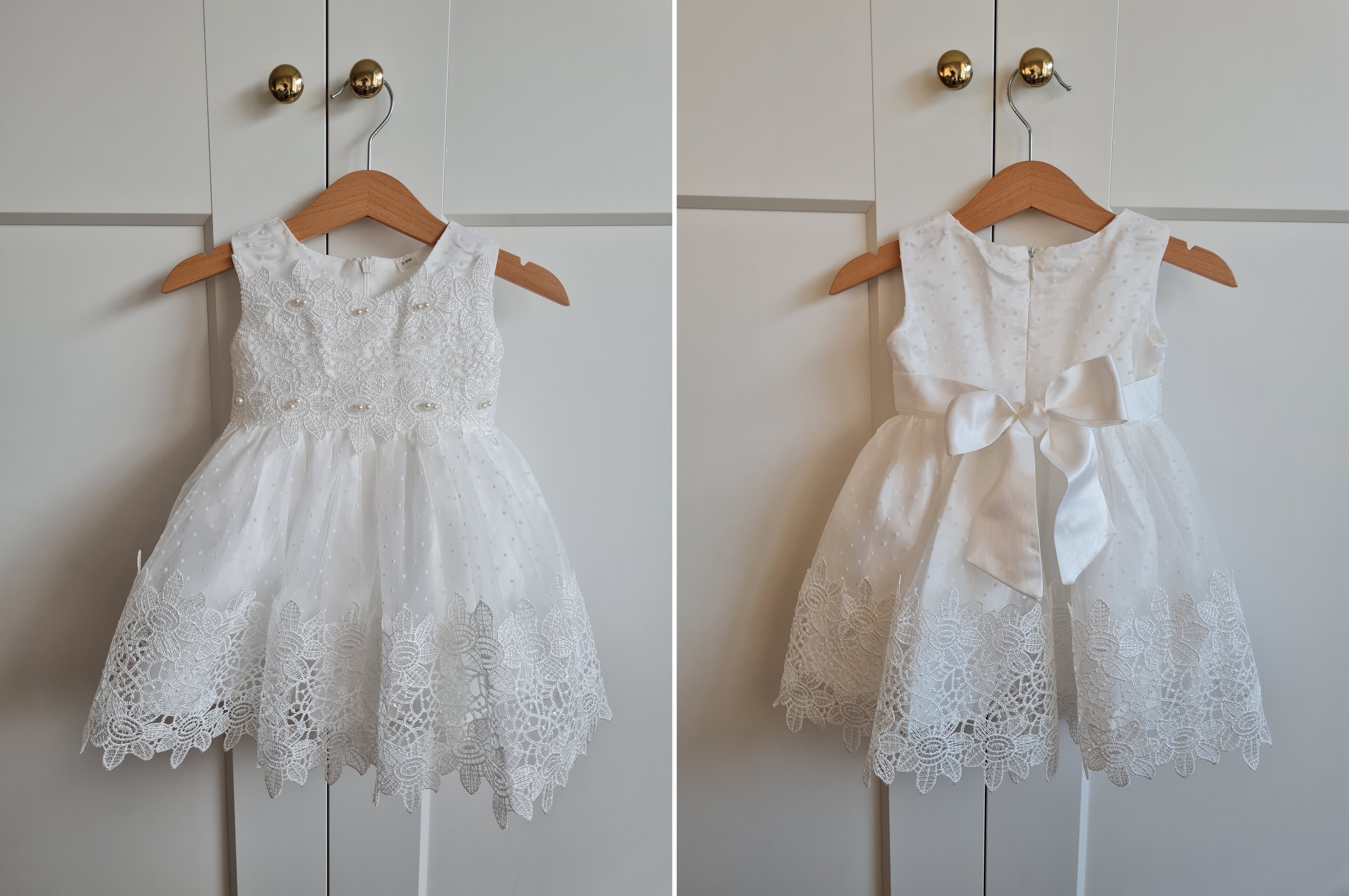 Weißes Taufkleid für Mädchen mit Spitze und Perlen – Vorder- und Rückansicht mit Satinschleife