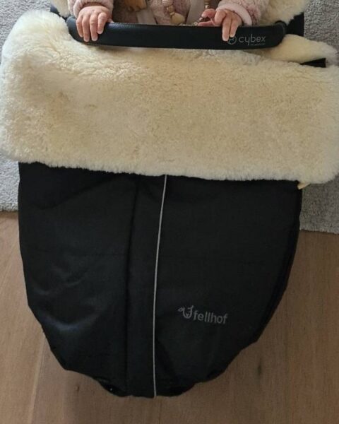 Lammfell-Sitzsack für den Kinderwagen: Unser Fellhof-Test aus dem Bergalltag