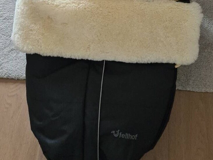 Lammfell-Sitzsack für den Kinderwagen: Unser Fellhof-Test aus dem Bergalltag