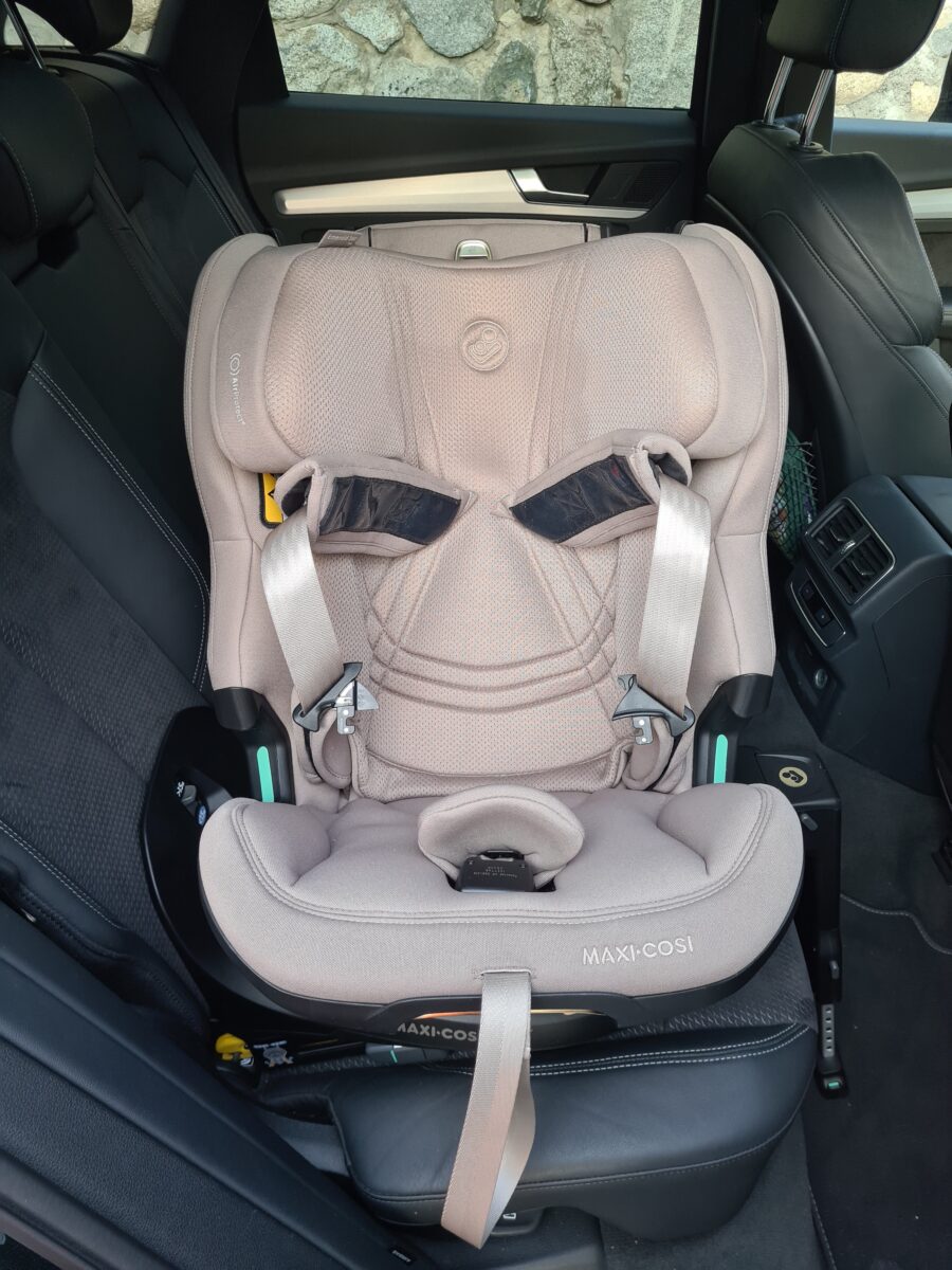 Maxi-Cosi Emerald 360 Pro Kindersitz eingebaut im Auto