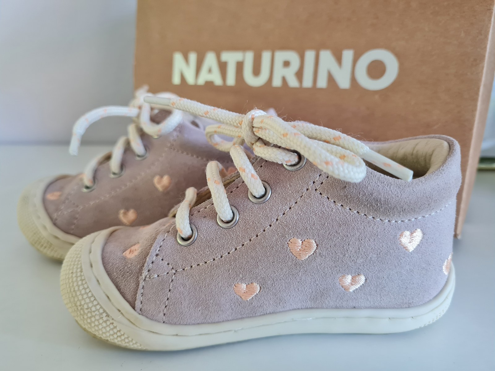 Naturino Cocoon Suede Detail rosa Herzchen Stickerei